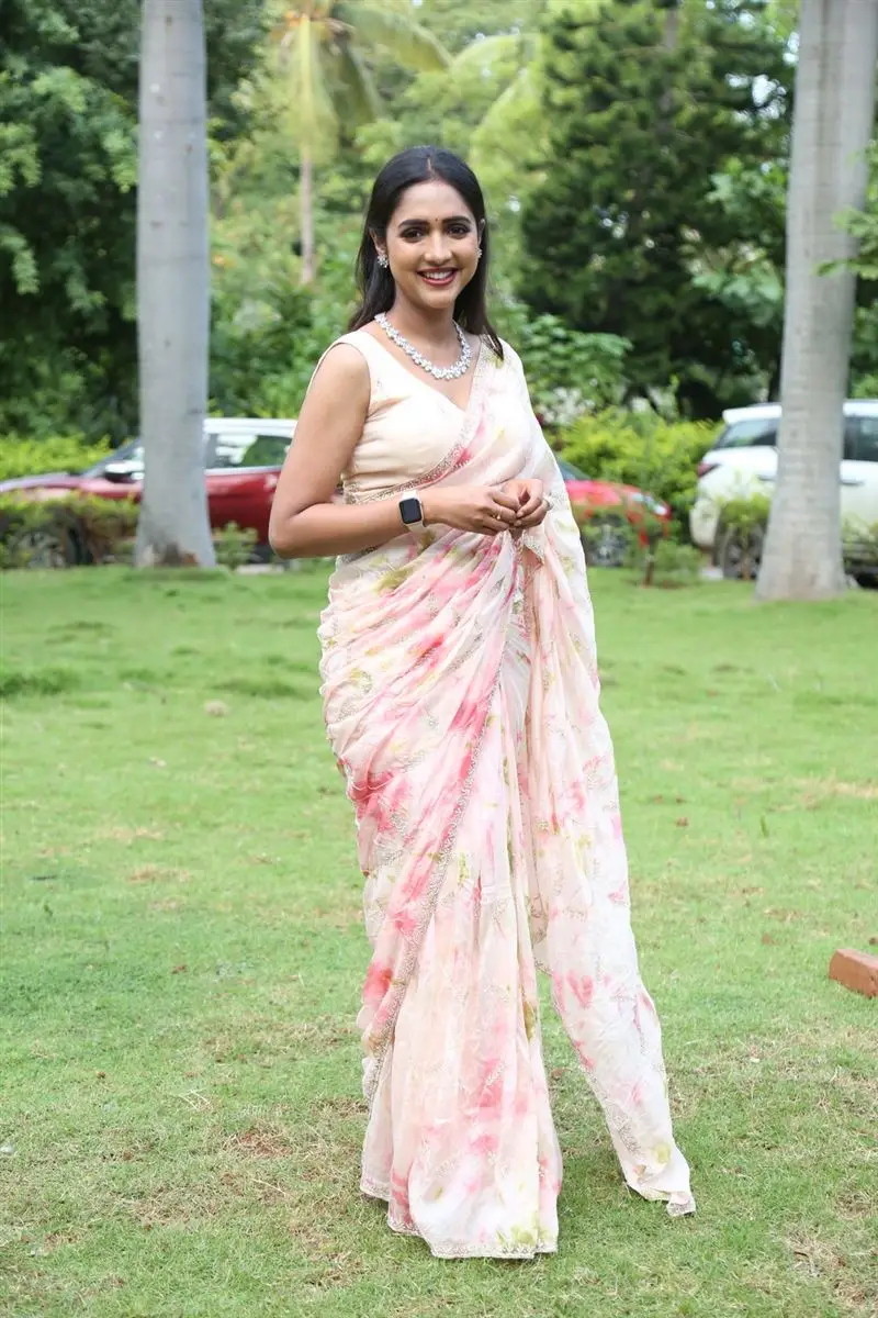 Vaishali Raj in sleeveless pink saree